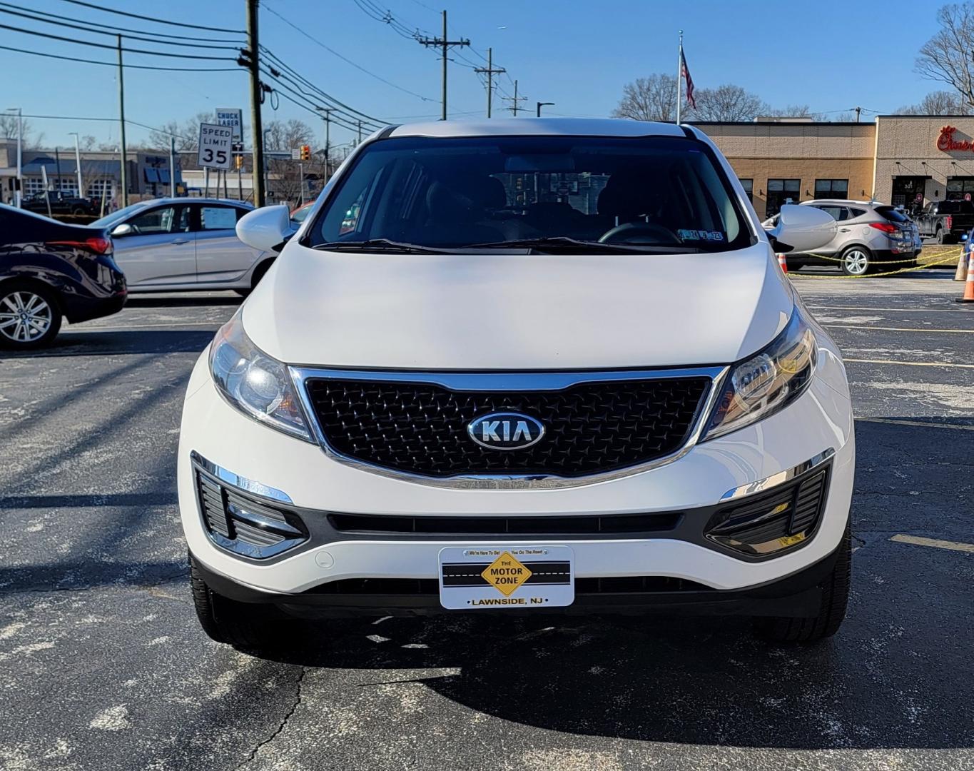 2015 White /Black Kia Sportage LX (KNDPB3AC6F7) with an 4-Cyl, GDI, 2.4 Liter engine, Auto, 6-Spd Sportmatic transmission, located at 341 N White Horse Pike, Lawnside, NJ, 08045, (856) 262-9500, 39.855621, -75.027451 - Photo#5